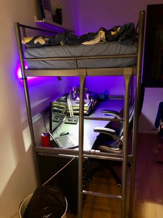 Cama alta con escritorio IKEA