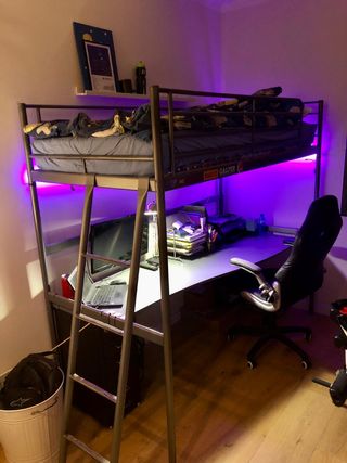 Cama alta con escritorio IKEA