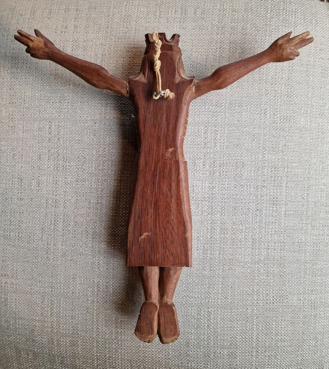 Talla en madera de Cristo Coronado.