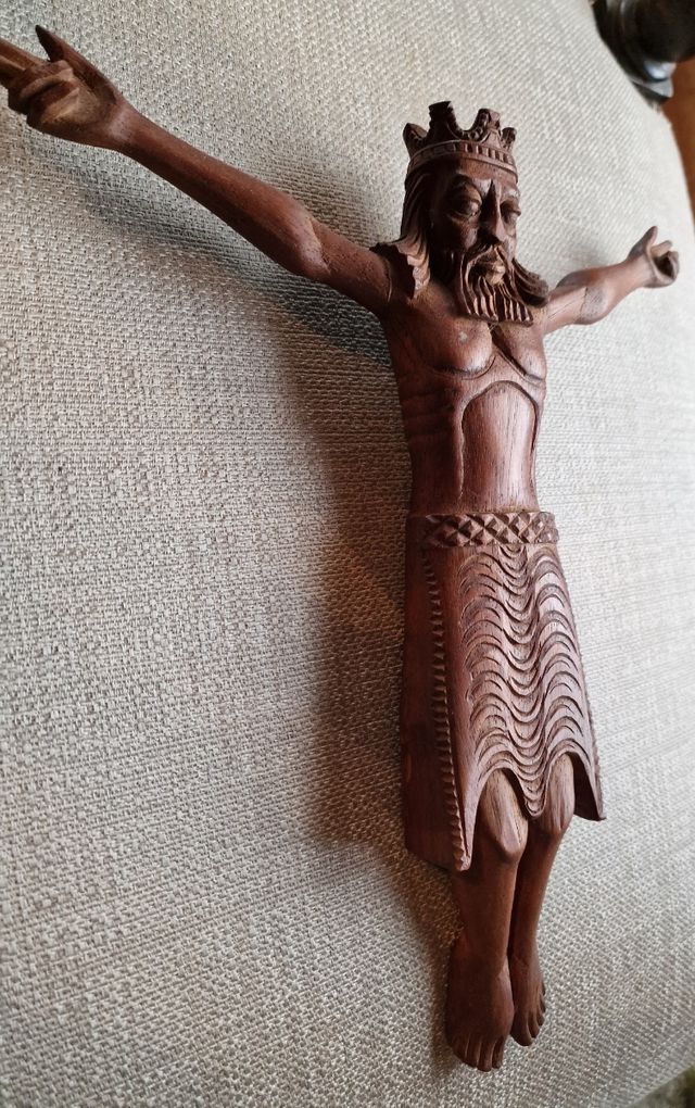 Talla en madera de Cristo Coronado.