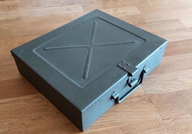 Caja militar de repuestos de ametralladora