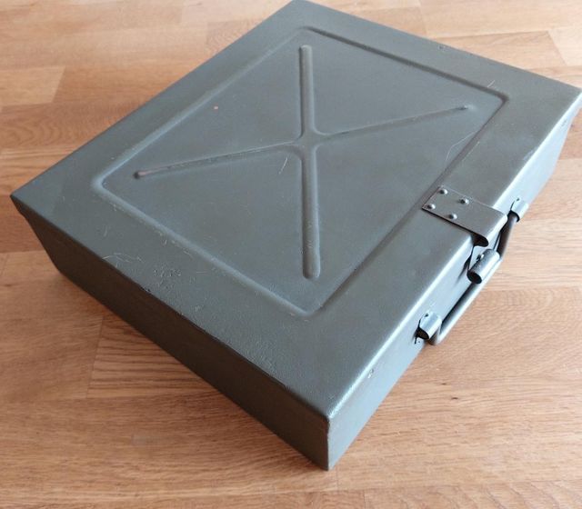 Caja militar de repuestos de ametralladora