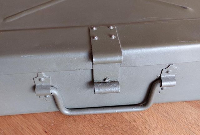 Caja militar de repuestos de ametralladora