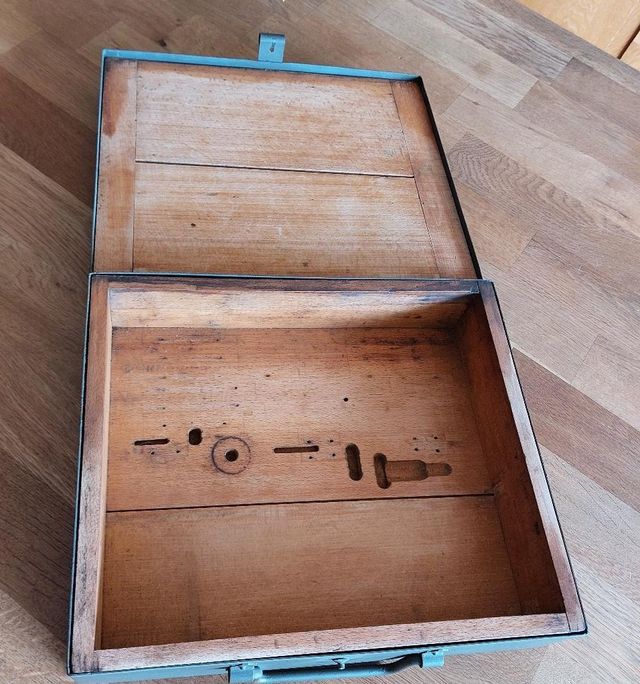 Caja militar de repuestos de ametralladora