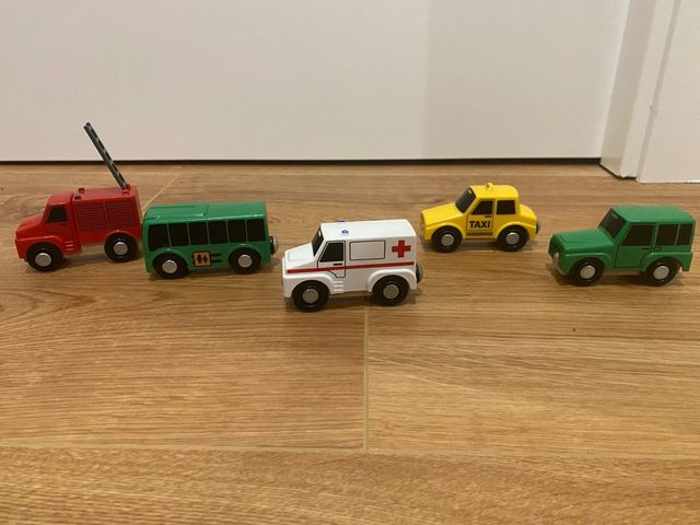 Lote de 5 vehiculos para vias de madera. Playtive