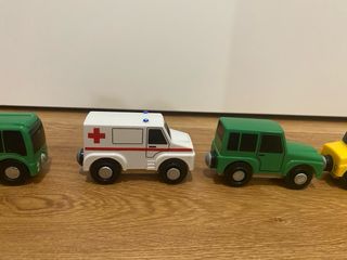 Lote de 5 vehiculos para vias de madera. Playtive