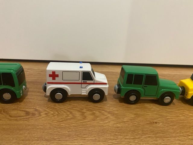 Lote de 5 vehiculos para vias de madera. Playtive