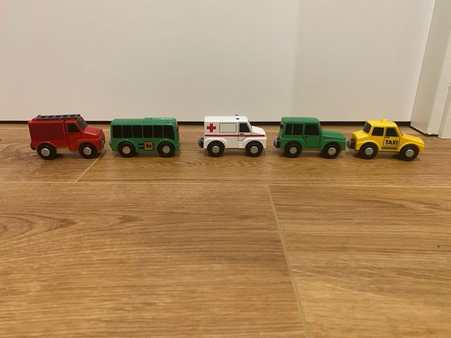 Lote de 5 vehiculos para vias de madera. Playtive