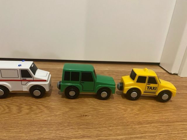 Lote de 5 vehiculos para vias de madera. Playtive