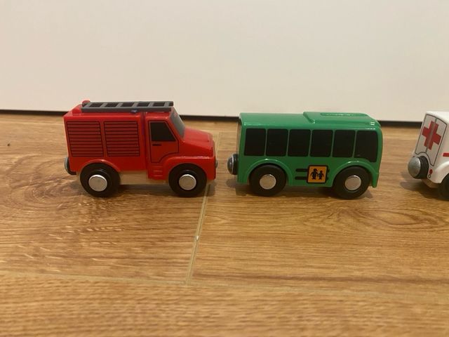 Lote de 5 vehiculos para vias de madera. Playtive