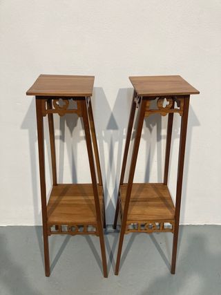 Pareja de pedestales restaurados