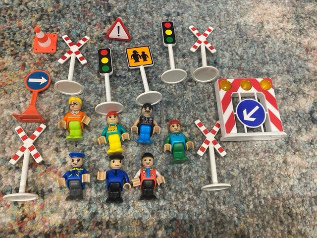 Lote de muñecos y señales para tren madera