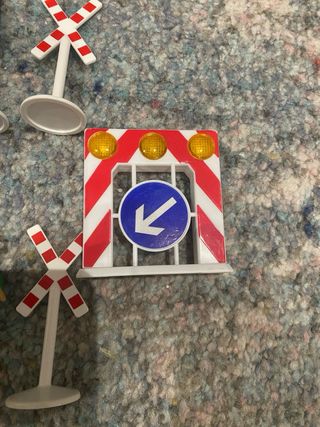 Lote de muñecos y señales para tren madera