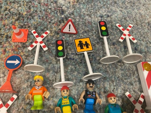 Lote de muñecos y señales para tren madera