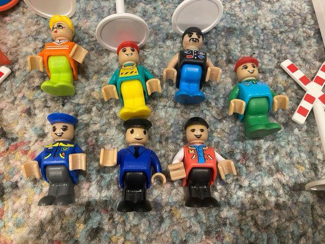 Lote de muñecos y señales para tren madera