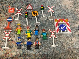 Lote de muñecos y señales para tren madera