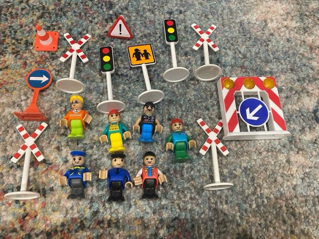 Lote de muñecos y señales para tren madera
