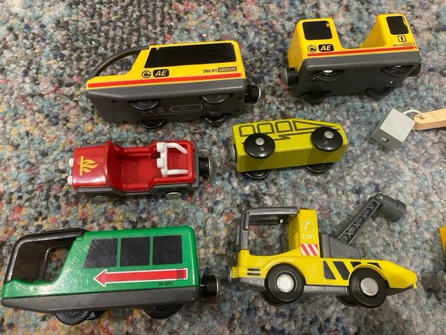 Lote de vehiculos para vias de madera. Playtive