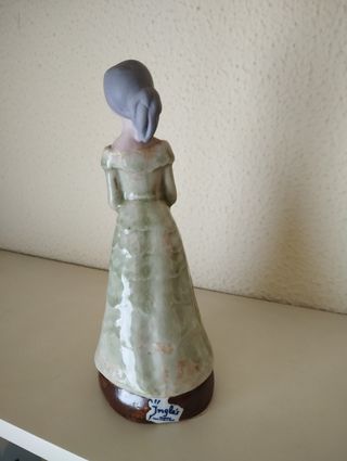 Dama lectora de porcelana