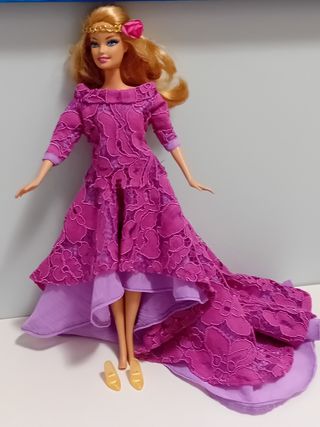 BARBIE ,FALDA ,BRUSA ZAPATOS Y TOCADO  Y CAJA 