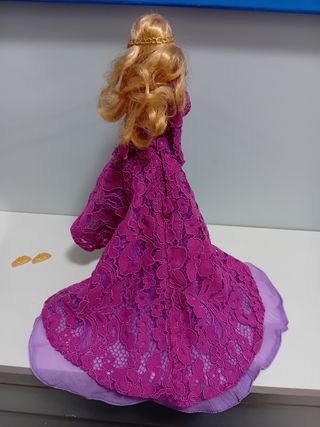 BARBIE ,FALDA ,BRUSA ZAPATOS Y TOCADO  Y CAJA 