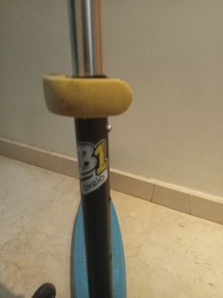 Patín azul con 3 ruedas