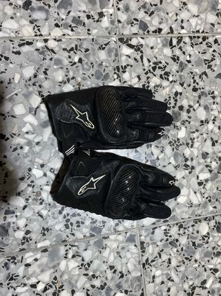 Casco y guantes de moto