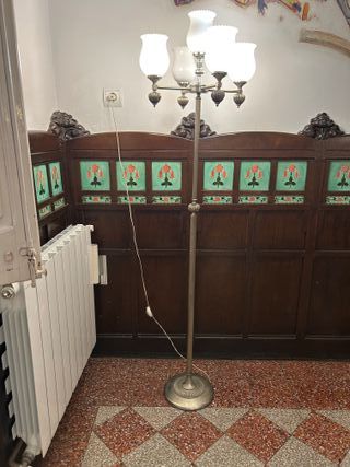 Lámparas de pie antiguas con pantallas opacas