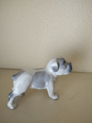 Figura de perro de porcelana