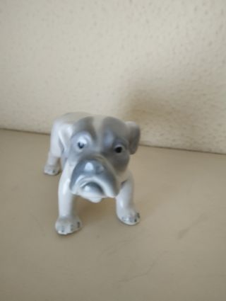 Figura de perro de porcelana