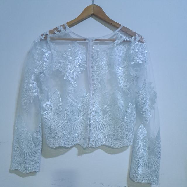 Vestido de novia estraple con chaqueta