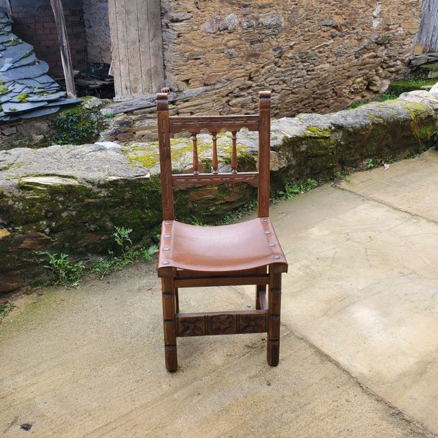 Sillas castellanas de cuero y madera maciza