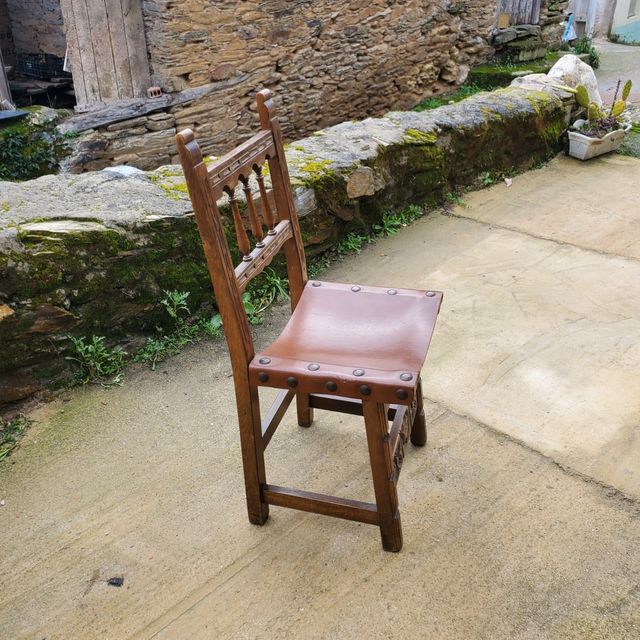 Sillas castellanas de cuero y madera maciza