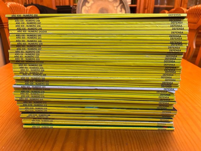Lote de 98 números de la revista Defensa