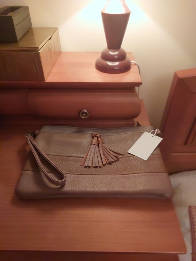 Bolso de mano con borla 