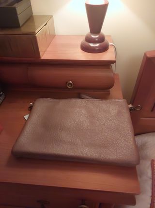 Bolso de mano con borla