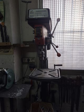 Taladro con soporte profesional