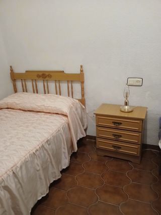 2 cabeceros con mesita y escritorio