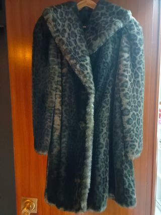 Abrigo de pelo sintético, tacto muy suave.
