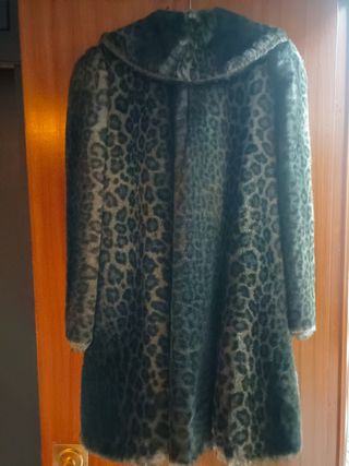 Abrigo de pelo sintético, tacto muy suave.