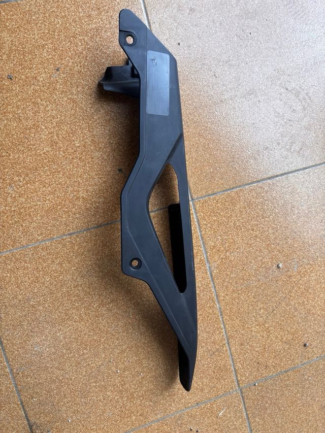 Cubrecadenas hornet 750