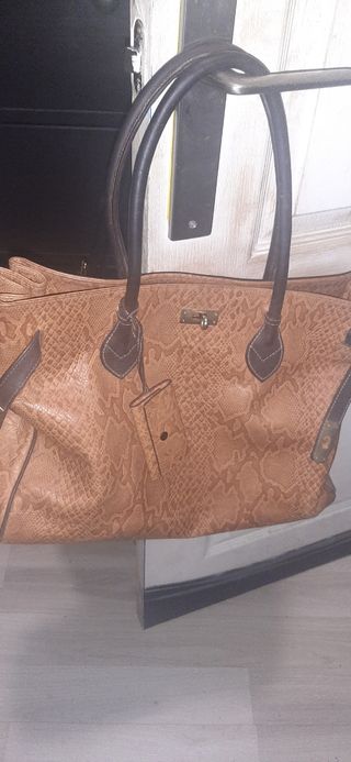 Bolsos de piel.