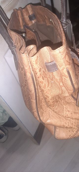 Bolsos de piel.