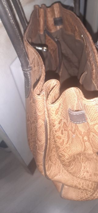 Bolsos de piel.