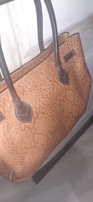 Bolsos de piel.