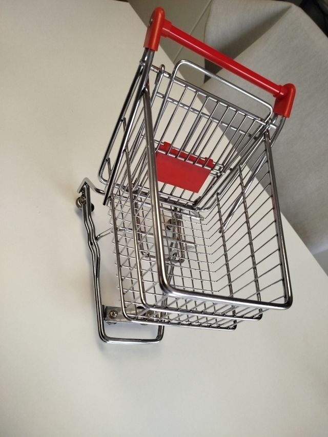 Carro de compra metálico mini y escala.