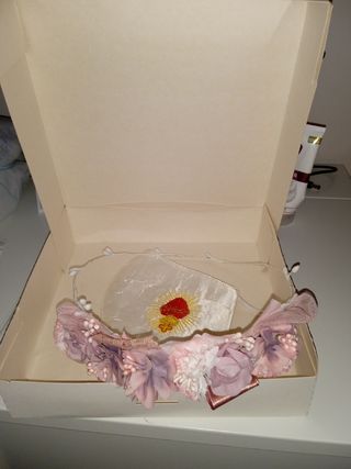 Comunión niña tiara flores