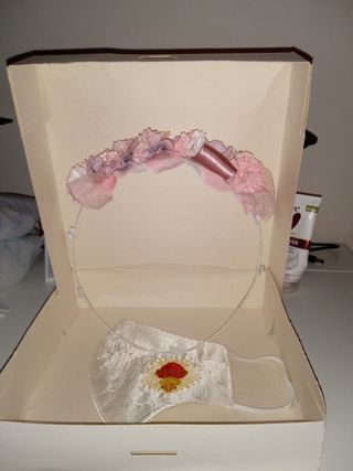 Comunión niña tiara flores