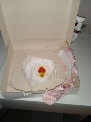 Comunión niña tiara flores