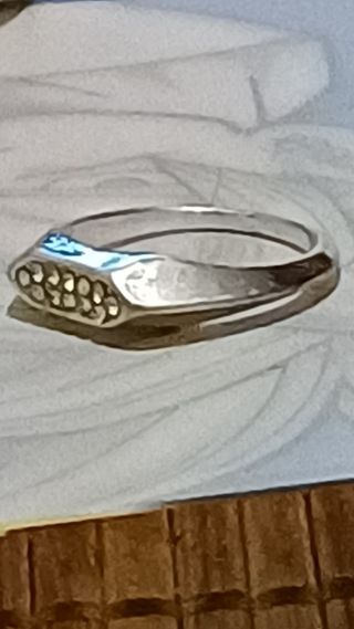 ANILLO PLATEADO CON DIAMANTES SINTÉTICOS